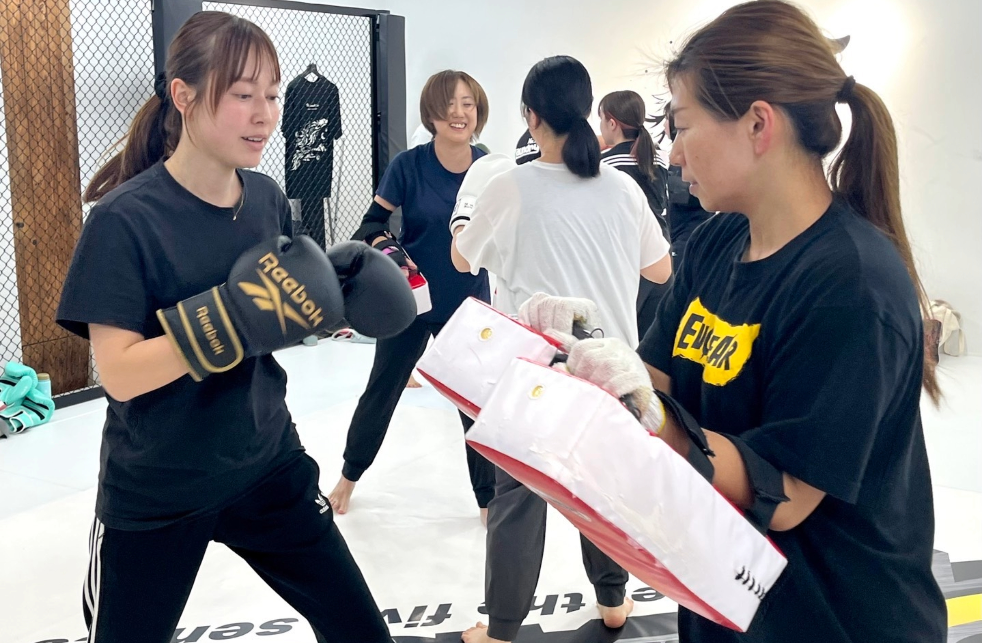 レディースキックボクシングクラス連練習風景