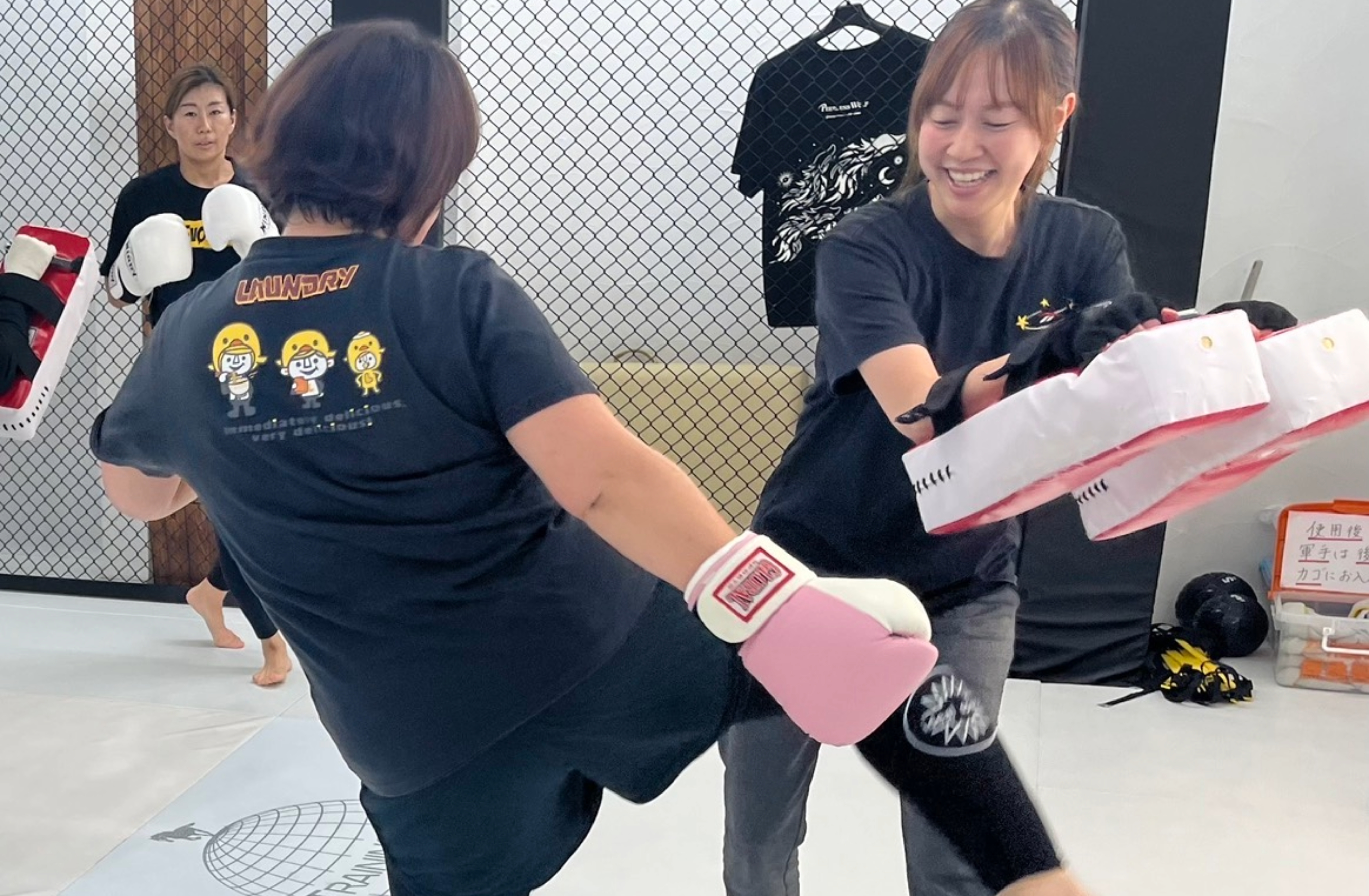 レディースキックボクシングクラス連練習風景